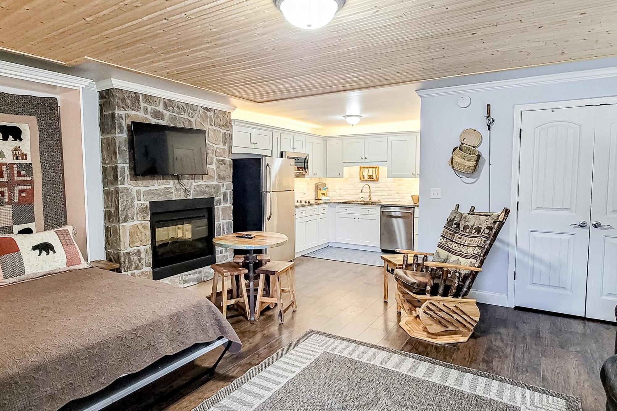 Little River Loft & Riverfront Gem Apartment Townsend