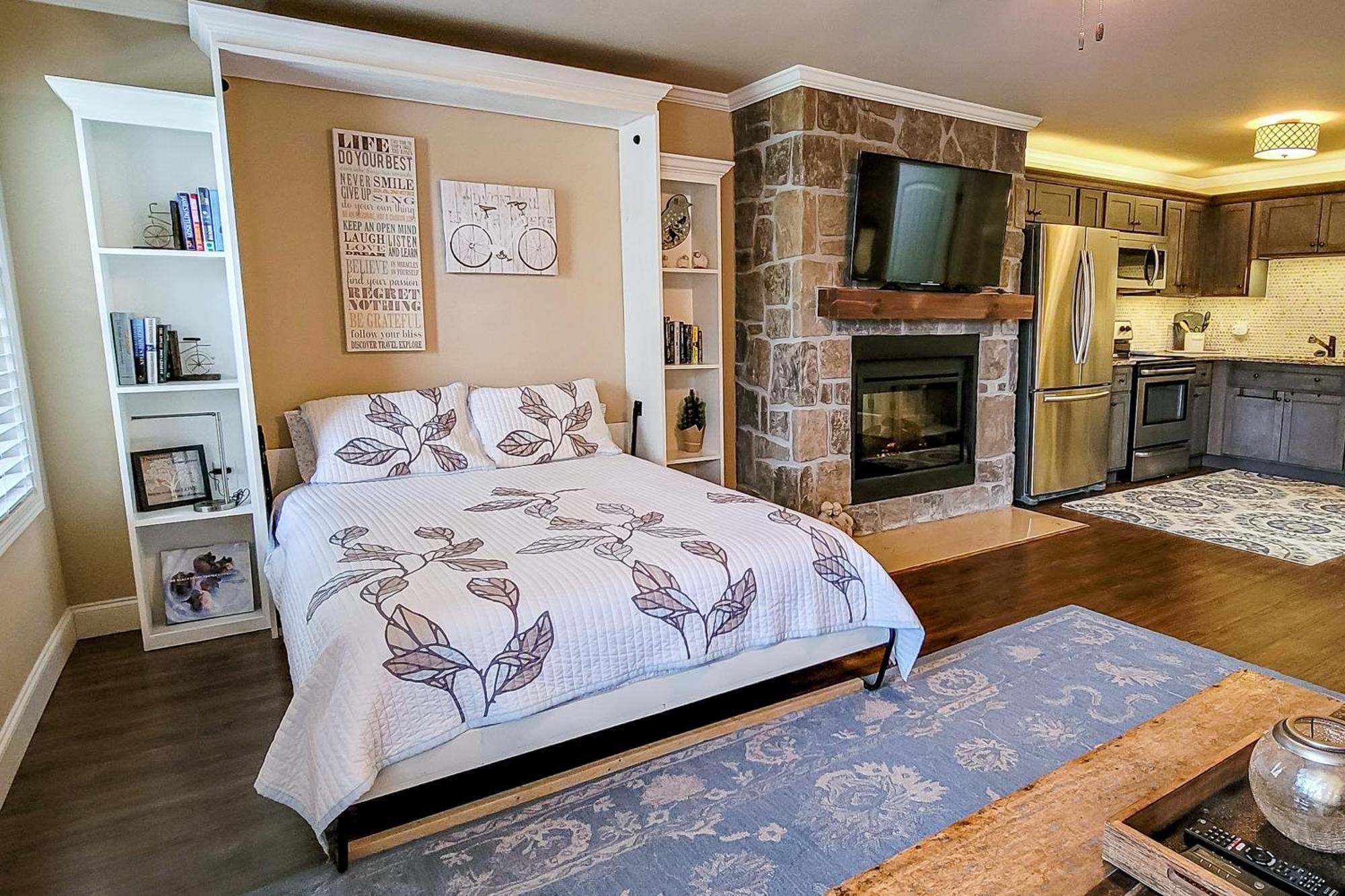 Apartment Little River Loft & Riverfront Gem