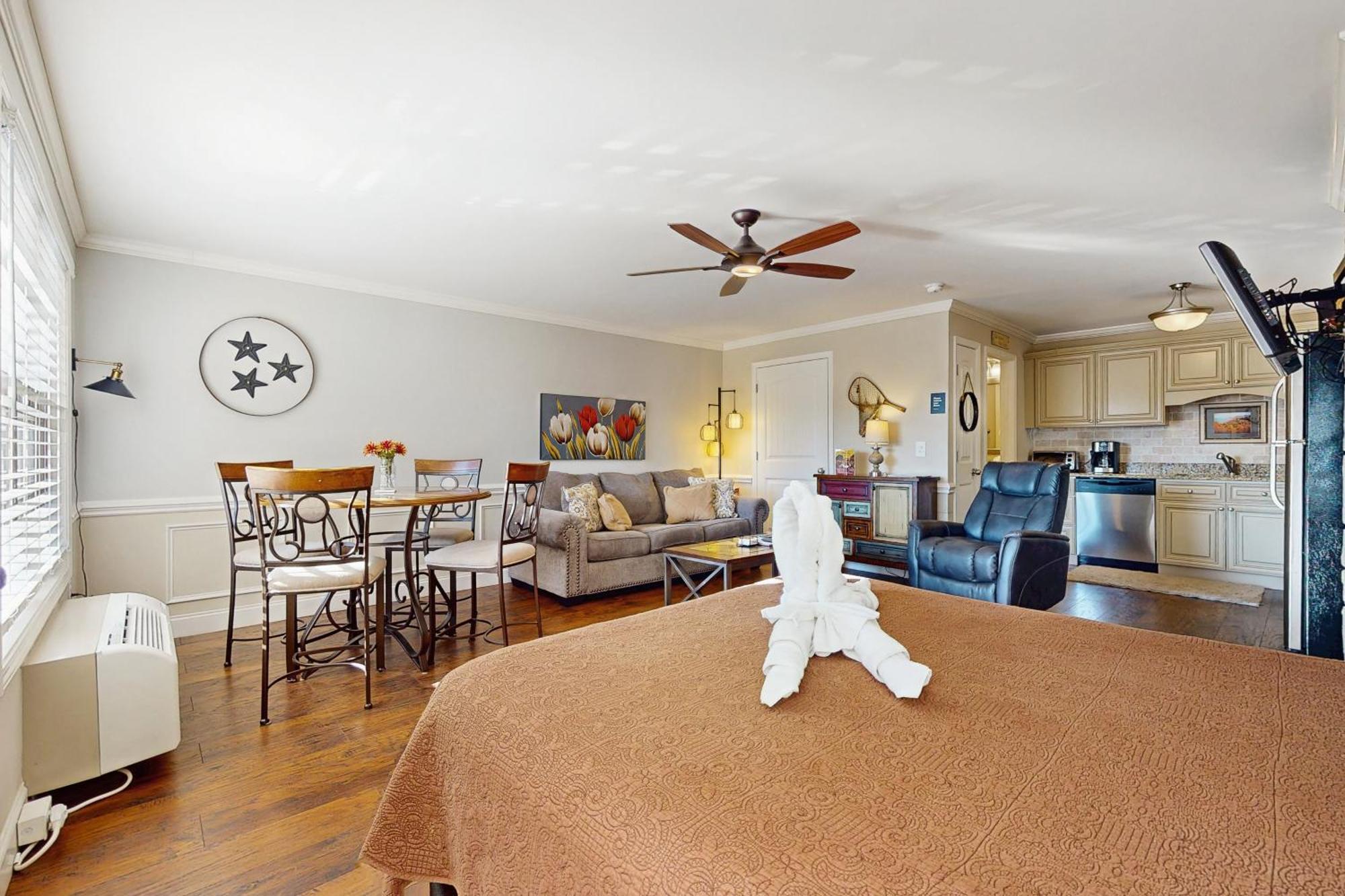 Little River Loft & Riverfront Gem * Townsend