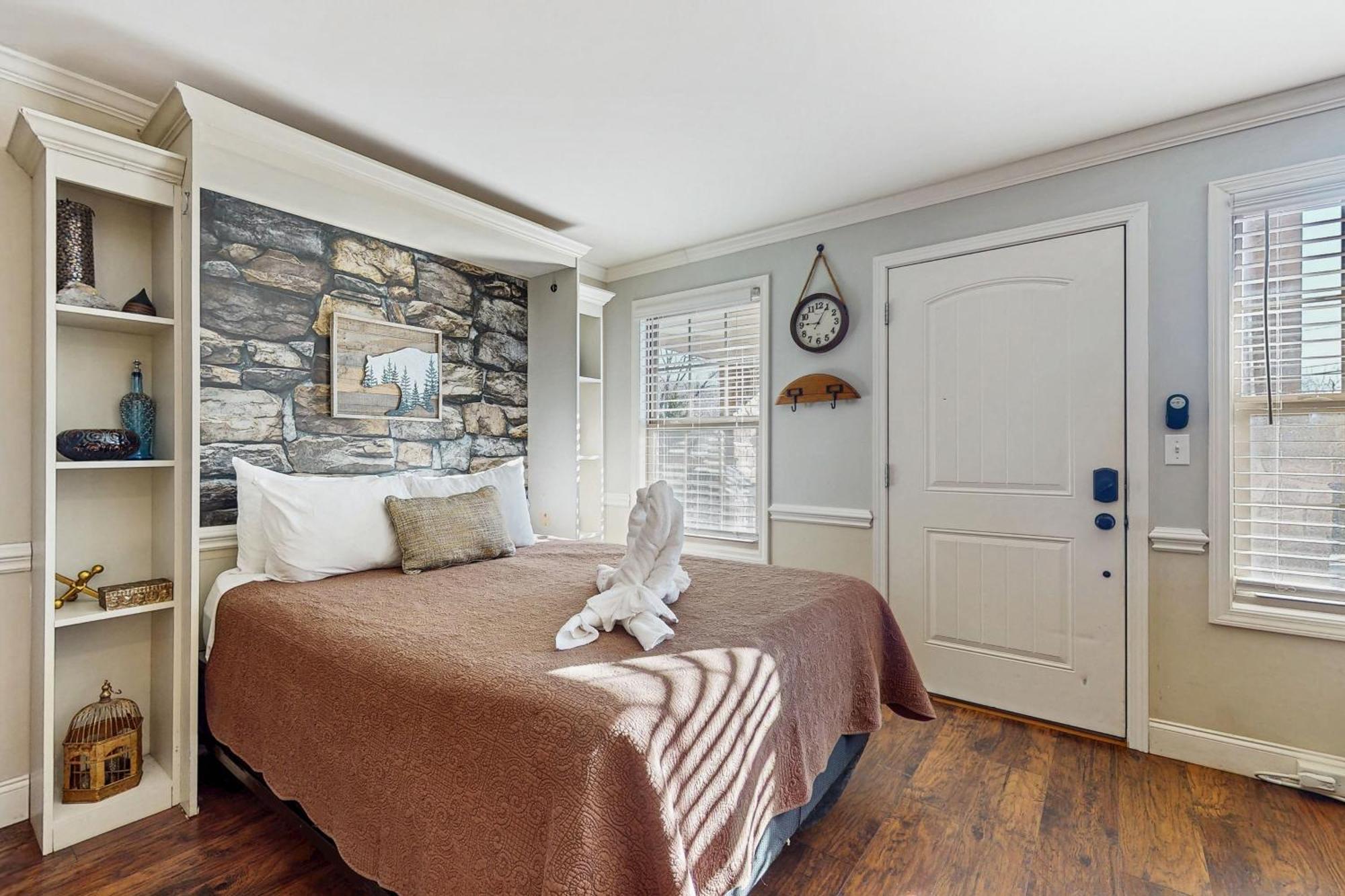 Little River Loft & Riverfront Gem