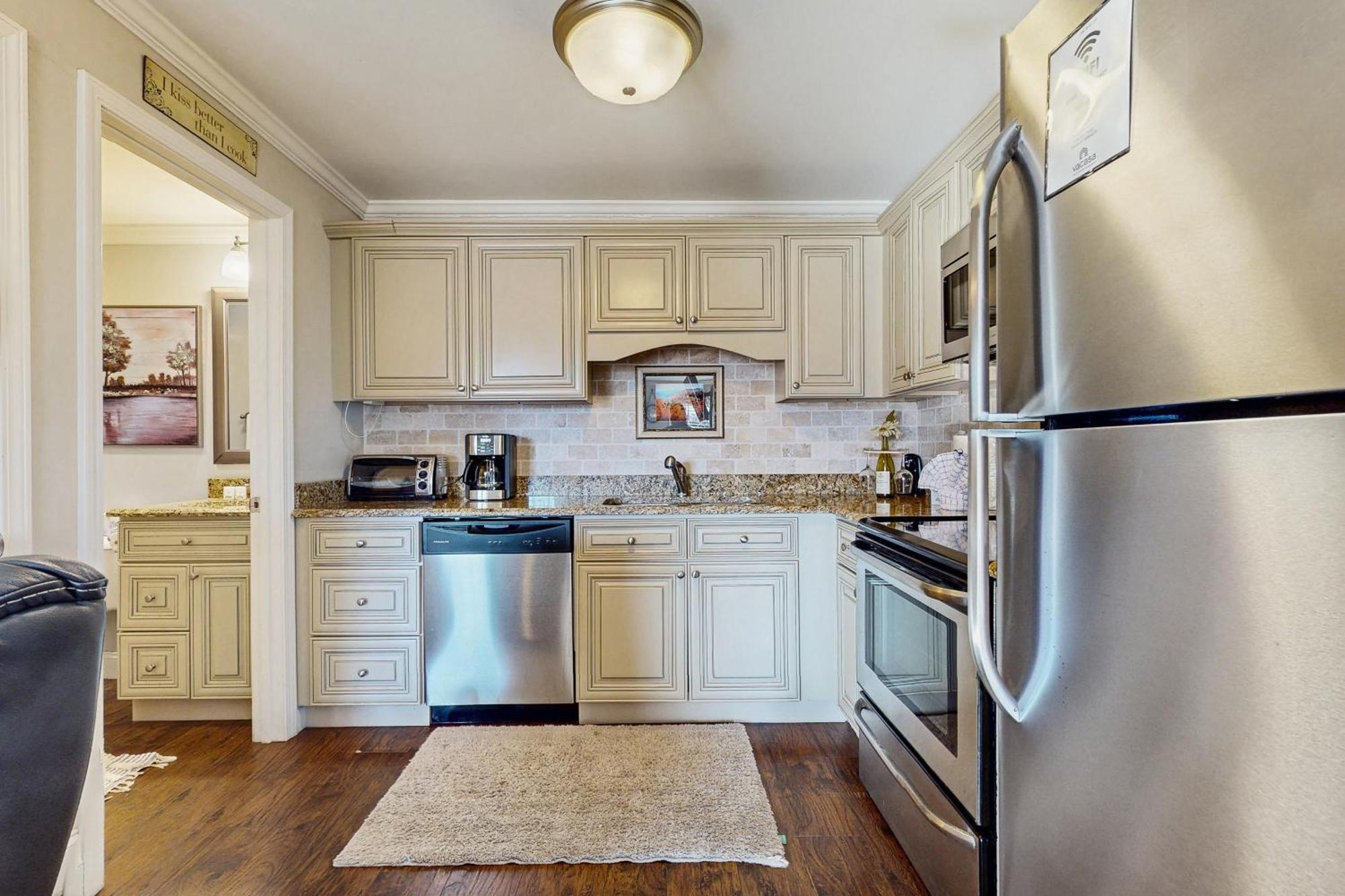 Little River Loft & Riverfront Gem Apartment *