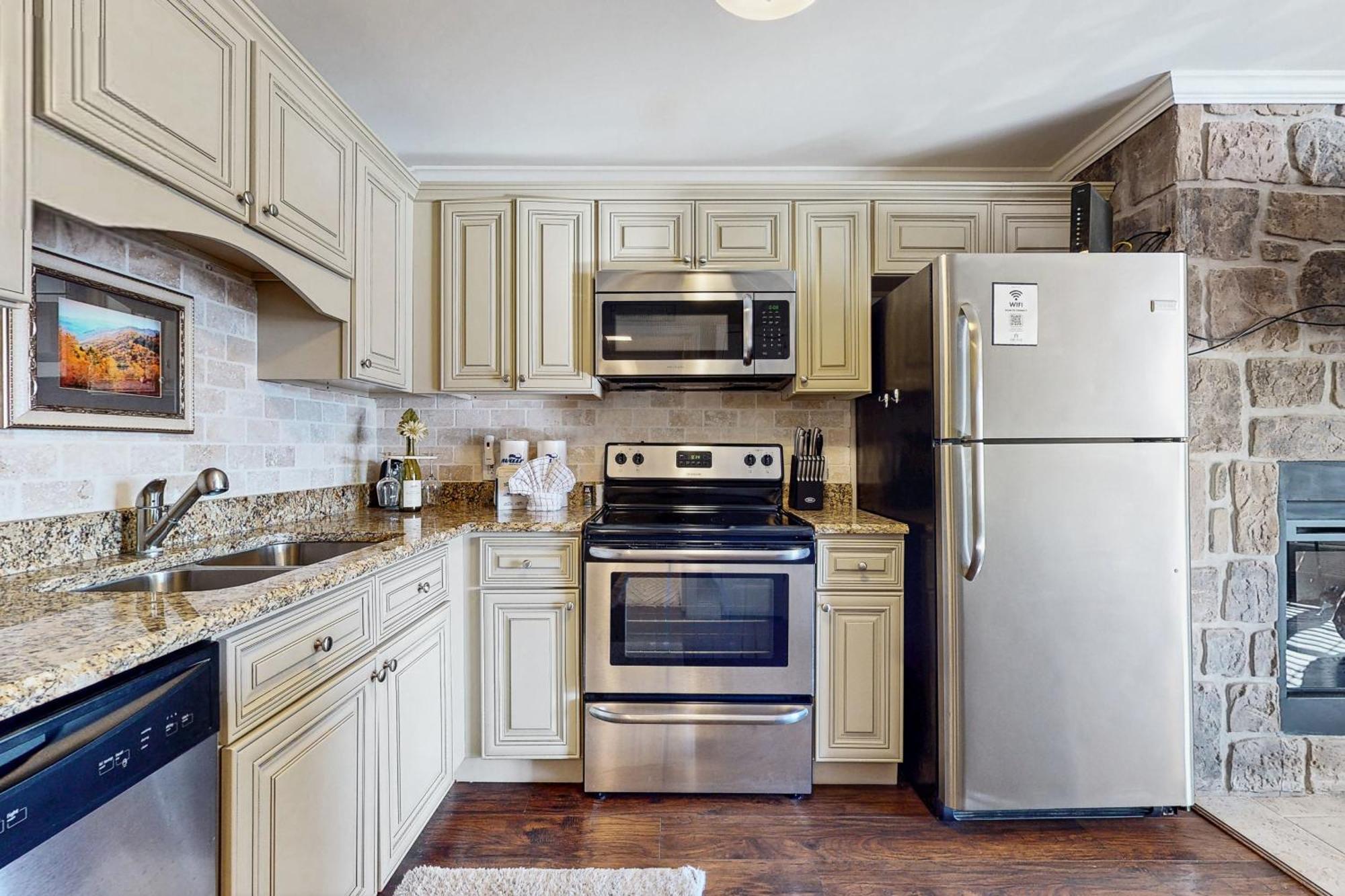 Little River Loft & Riverfront Gem Apartment Townsend